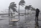 furacao irene 145x100 - Garota bêbada quer aparecer em meio a tempestade do furacão Irene nos EUA