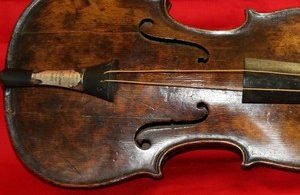 violino titanic 300x195 - Quais eram os outros possíveis nomes do mascote 