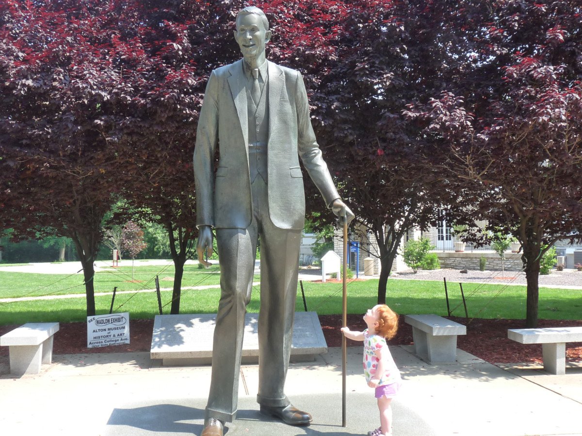 Wadlow JenniferGann homemalto homenagem - Há 100 anos nascia o homem mais alto do mundo de todos os tempos