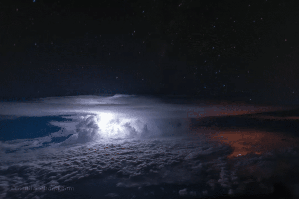 avion photographies orage 8 600x399 - Piloto fotografa fotos incríveis dentro da cabine do avião