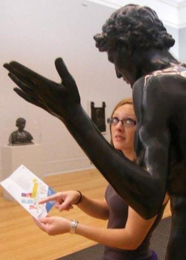 people playing with statues funny posing 22 59350622bc040  605 - Melhores interações de seres humanos com esculturas