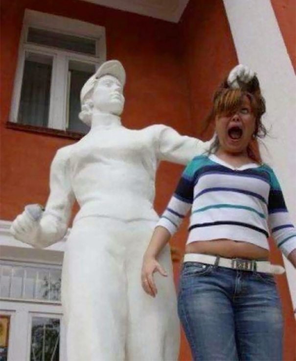 people playing with statues funny posing 25 59350cfc76dc8  605 - Melhores interações de seres humanos com esculturas