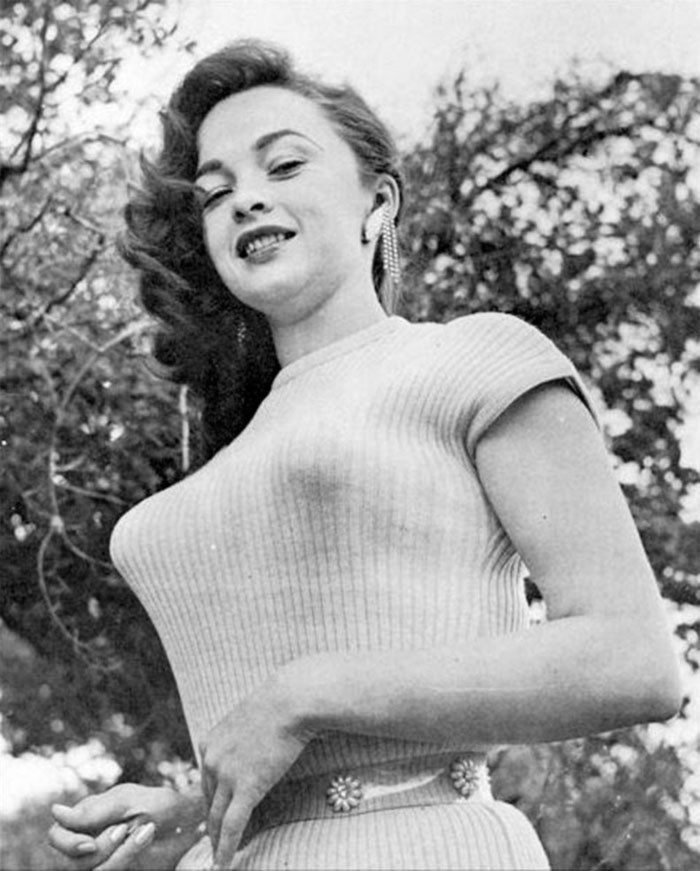 bullet bra fashion vintage sutiã cone moda mulheres anos 1940 1950 62 - Beleza da Mulher nas décadas de 40 e 50 e os sutiãs de bicudos