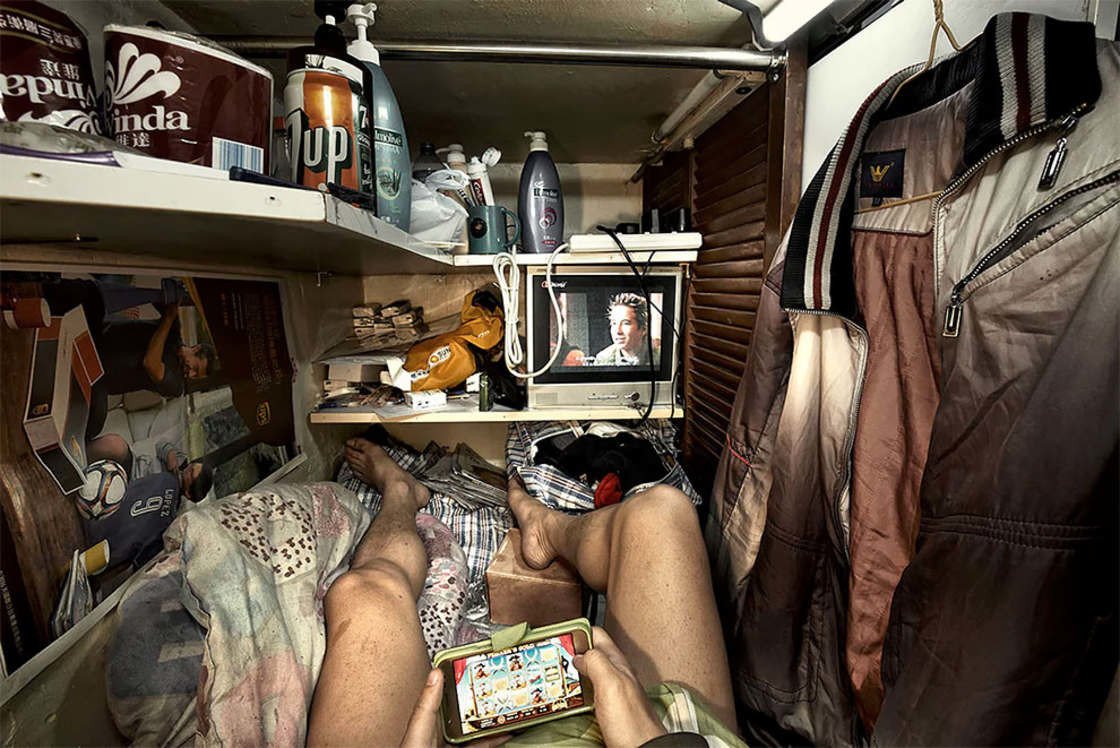 micro apartamentos de Hong Kong 11 - Fotos mostram realidade enfrentada em mini apartamento de Hong Kong