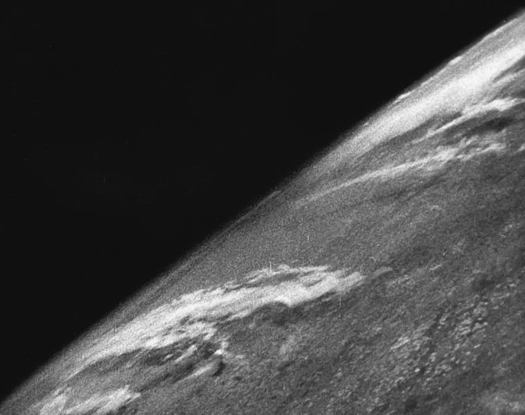 First photo from space - Você sabe quando foi tirada a primeira foto da Terra no espaço?