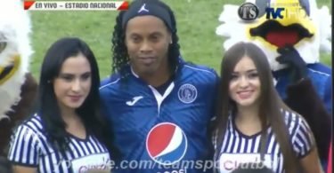 ronaldinho america central 375x195 - Ronaldinho Gaúcho brilha em jogos comemorativos na América Central