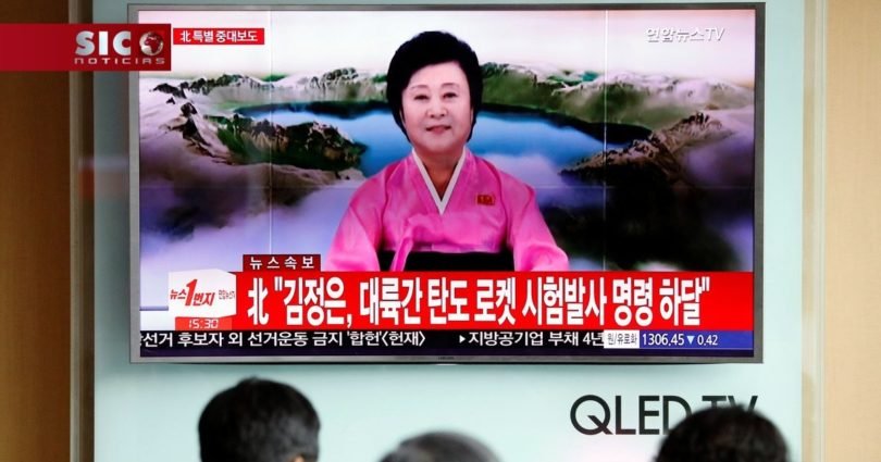 tv estatal norte coreana tv coreia do norte jornalismo 810x425 - Conheça a velhinha que pode anunciar o fim do mundo com um sorriso no rosto
