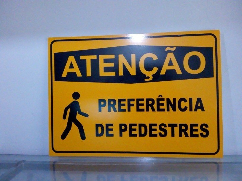 placa preferncia do pedestre pvc 2mm 40x20cm D NQ NP 716460 MLB26473609135 122017 F - Compartilhar senha do Netflix e outras leis americanas que não existem no Brasil