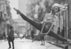 bailarina de rua 145x100 - Dançarinos de balé praticam seus movimentos nas ruas para foto