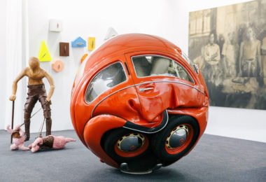 carro bola 380x260 - Artista transforma Fusca de verdade em esferas perfeitas