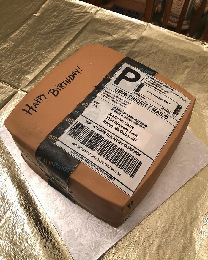 amazon package birthday cake emily mcguire 1 5d3ea460a37d8  700 - Esposa recebe presente inacreditável do marido pela Amazon