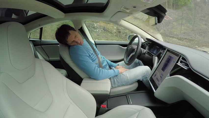 tesla carro piloto dormindo detrno d carro tesla - Já é comum ver motoristas Tesla dormindo ao volante no piloto automático