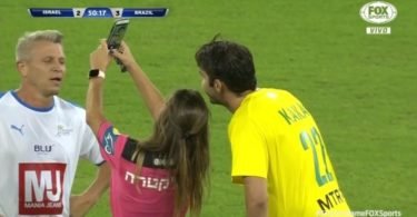 kaka tira selfie com arbitra durante amistoso de lendas entre brasil e israel 1572380572731 v2 900x506 375x195 - Youtuber faz receita da Coca-Cola original de 1886