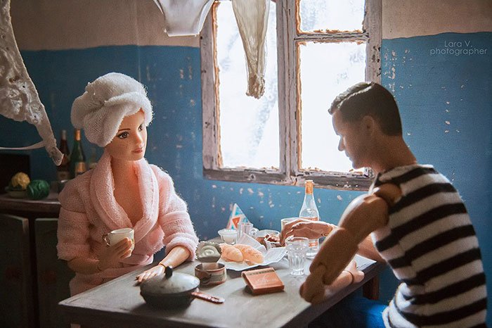 Fotógrafo capturou a vida de Barbie e Ken em sua casa eslava - Fotógrafo capturou como seria se Barbie e Ken vivessem na Rússia Soviética