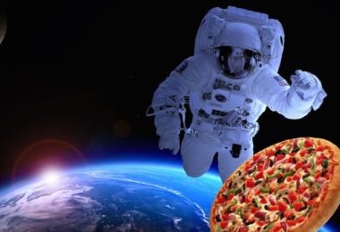 pizza hut delivery primeira entrega comida no espaco capa spacepizzafeature 380x260 - Delivery espacial - A primeira entrega fora do Planeta Terra